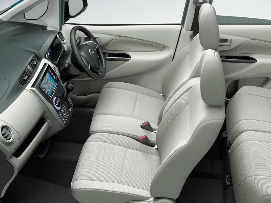 Интерьер Nissan Dayz 2013 года  (фото 2 из 5)